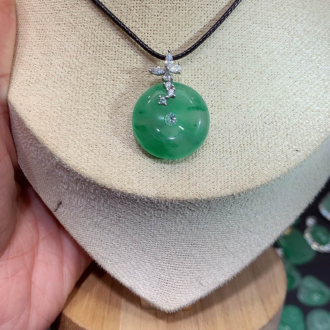 颈饰银S925镶嵌石英质玉（非洲翠）