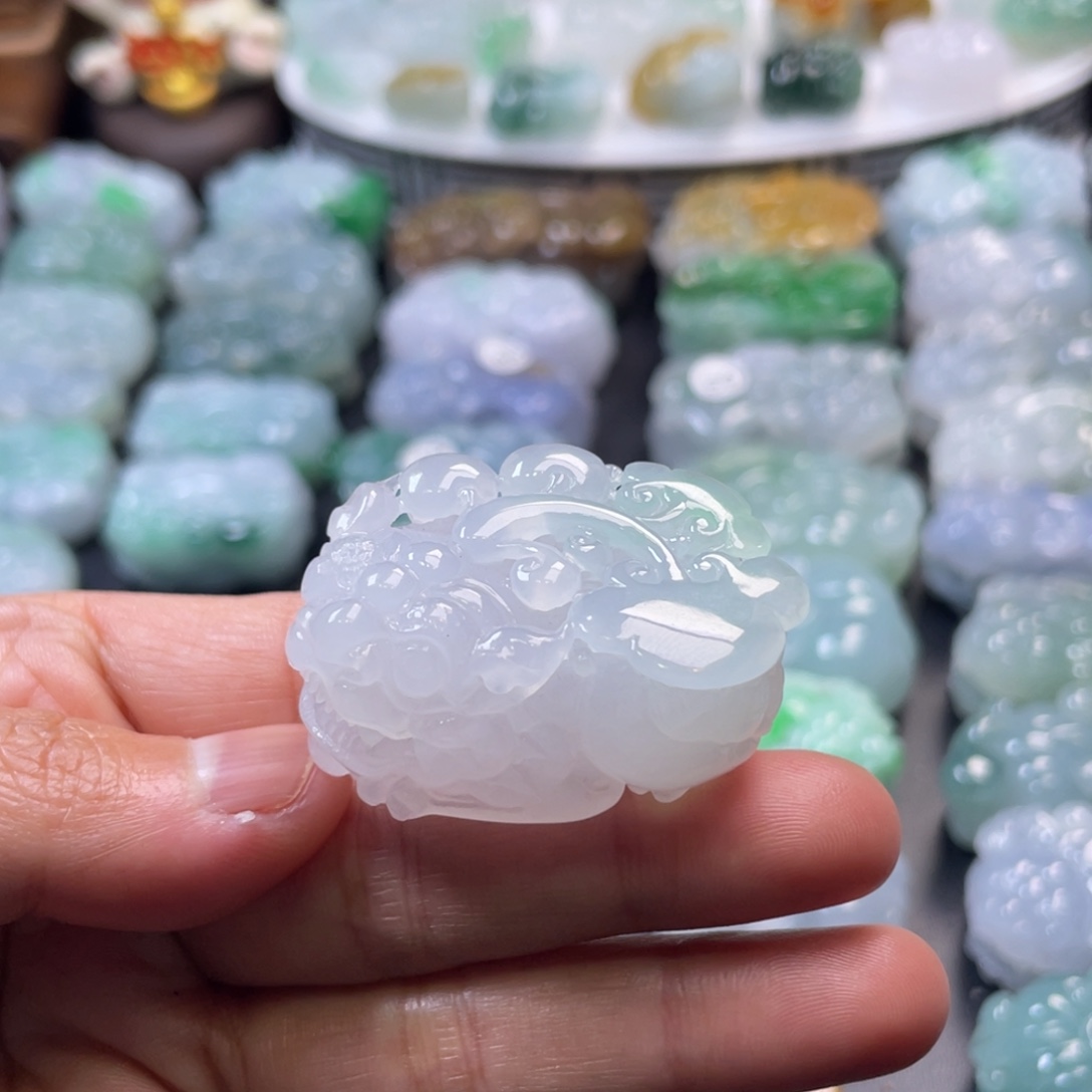 翡翠未镶嵌颈饰貔貅