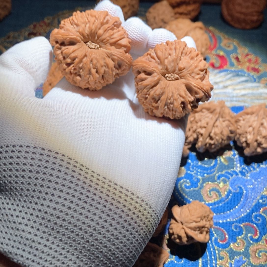 把件文玩核桃46凹底魔眼南疆石