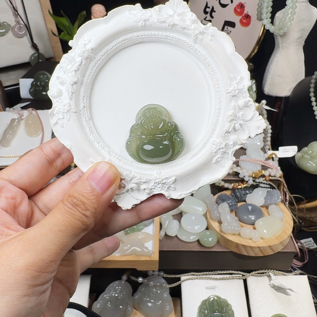 ღ***:和田玉未镶嵌颈饰