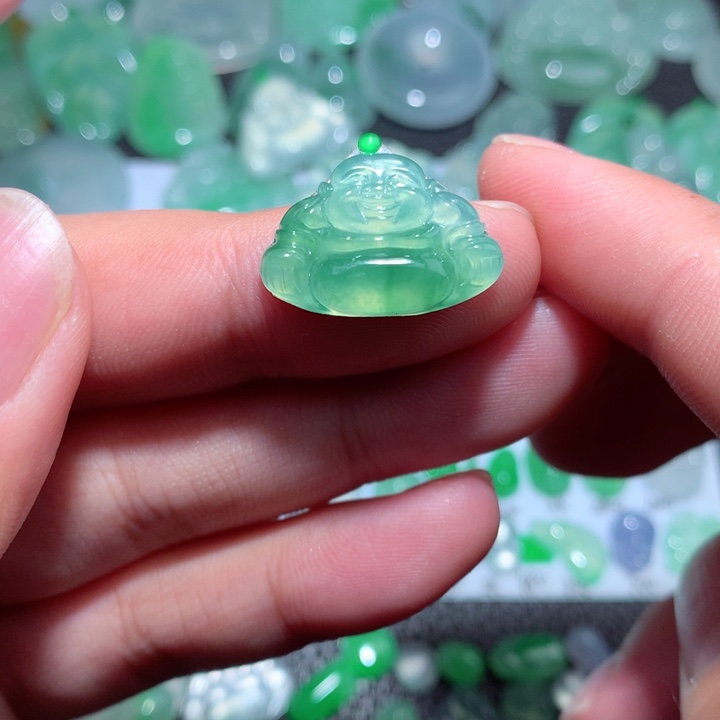 翡翠颈饰未镶嵌佛公