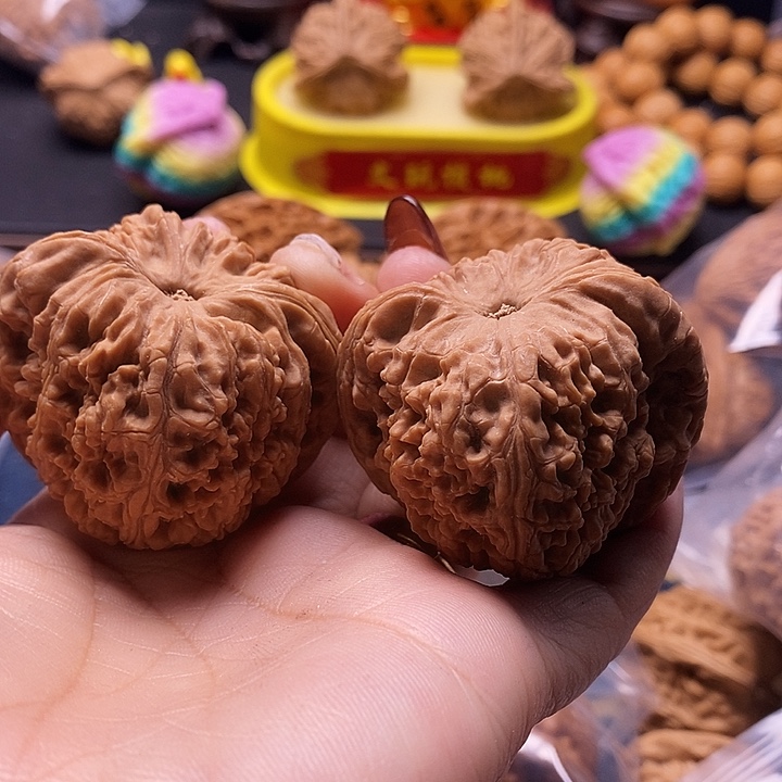 余***)文玩核桃吊坠南江石