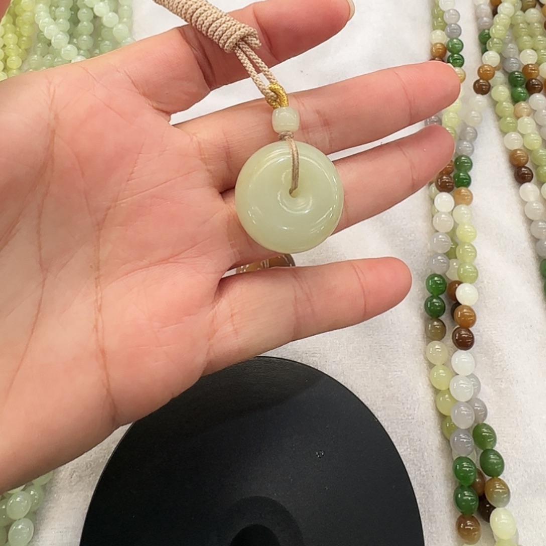 和田玉未镶嵌吊坠(赠链)