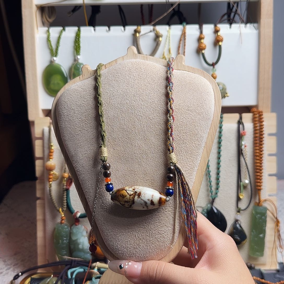 逆***茹蛇纹石玉合金颈饰