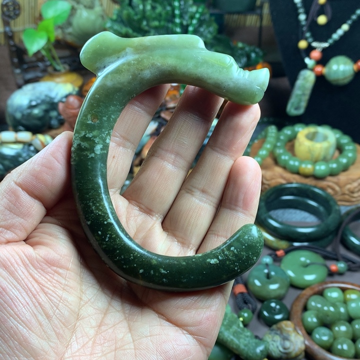 透闪石质玉吊坠未镶嵌妞***嘛