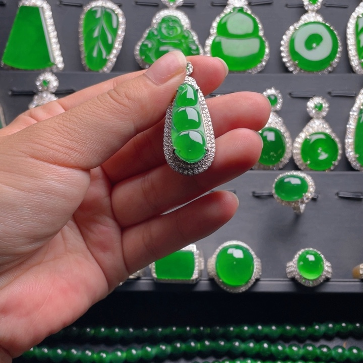 翡翠颈饰未镶嵌翡翠吊坠