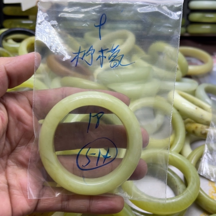 宁***檬蛇纹石玉未镶嵌手镯