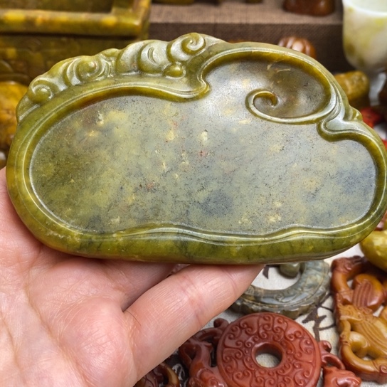 蛇纹石玉足铂镶嵌颈饰