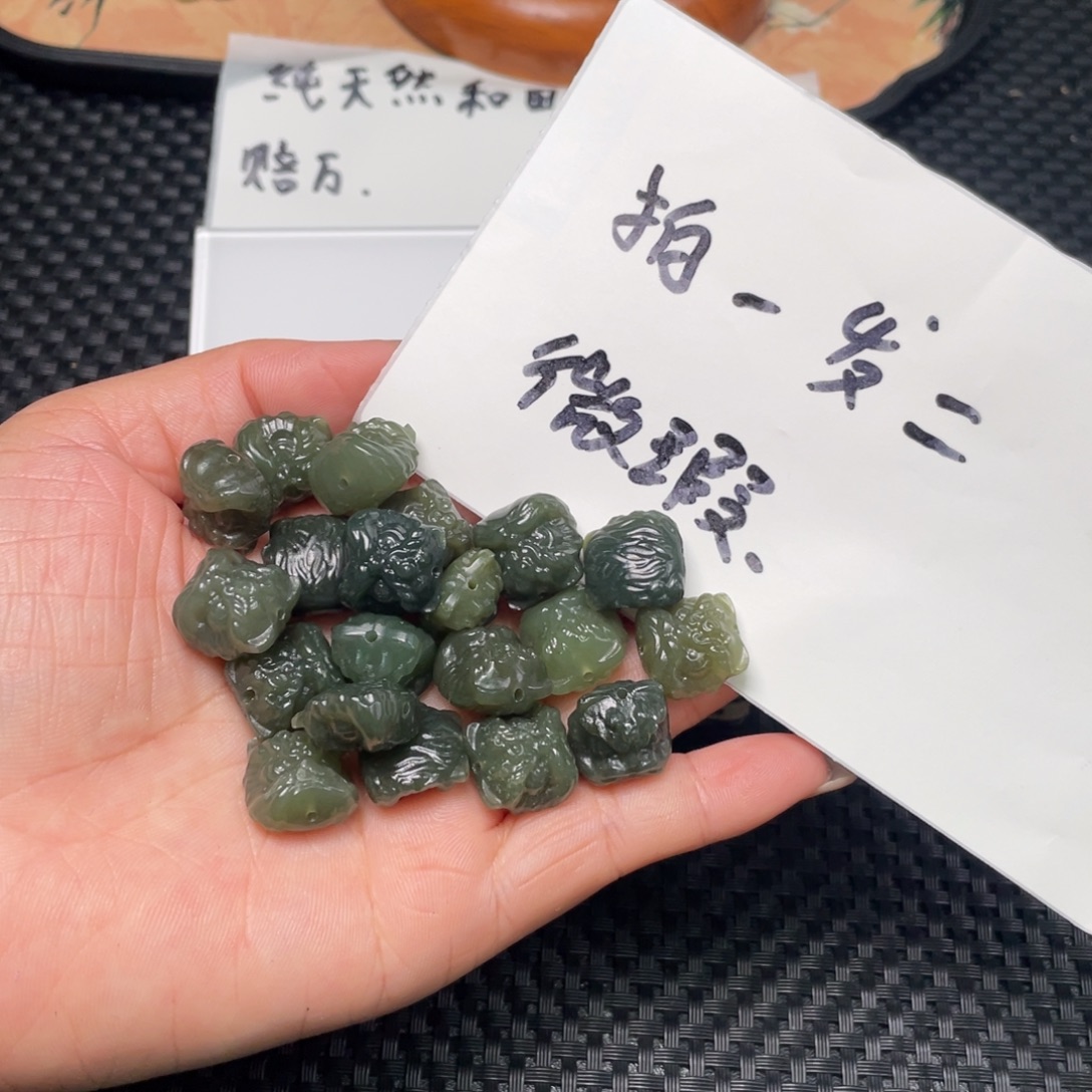 和田玉未镶嵌颈饰微瑕醒狮拍一发二