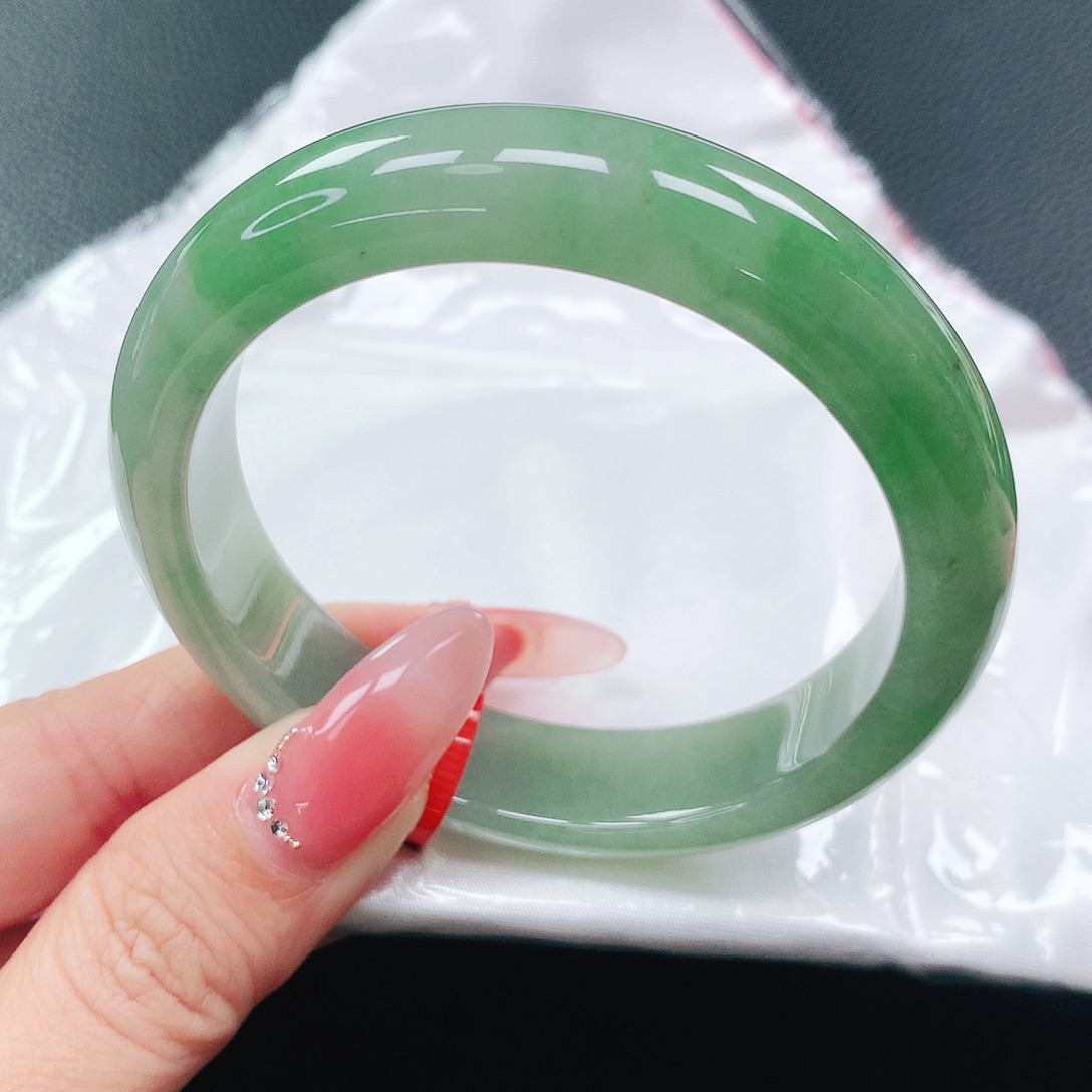 翡翠手镯未镶嵌55圈