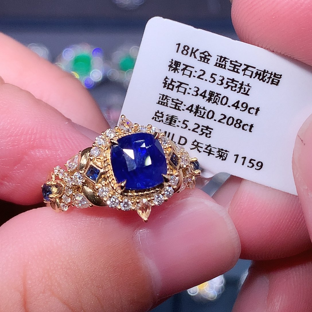 蓝宝石18K金镶嵌戒指