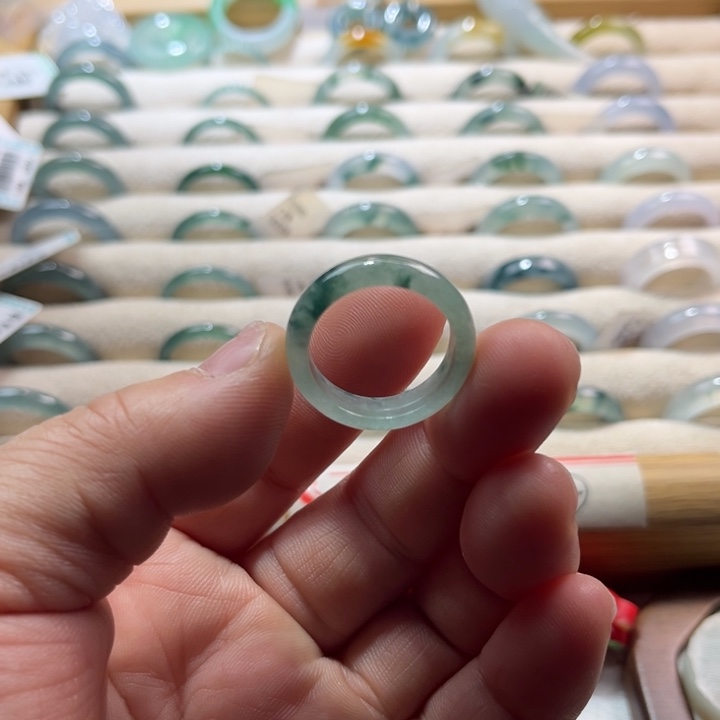 翡翠未镶嵌戒指飘花