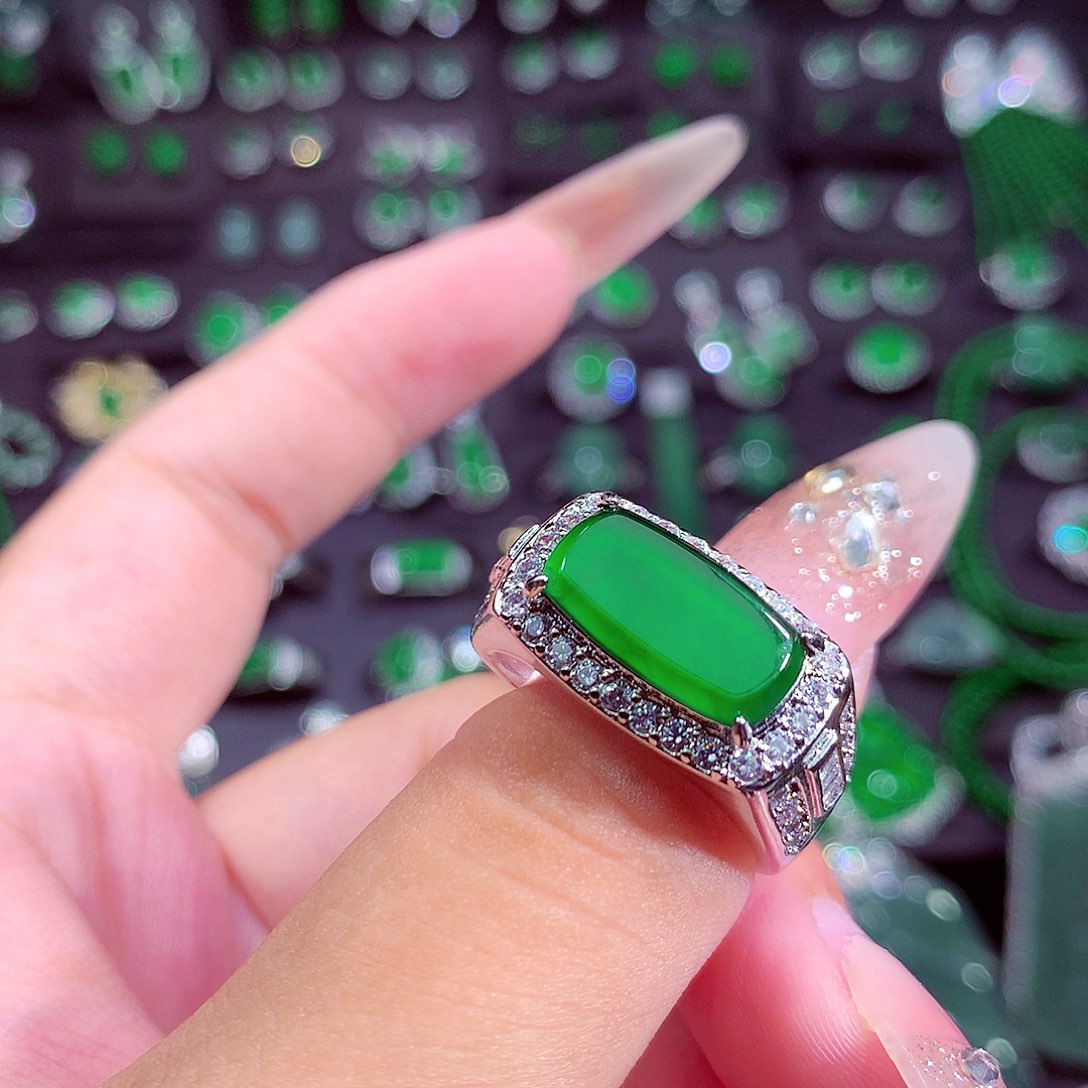 翡翠未镶嵌颈饰烂**壳挂件