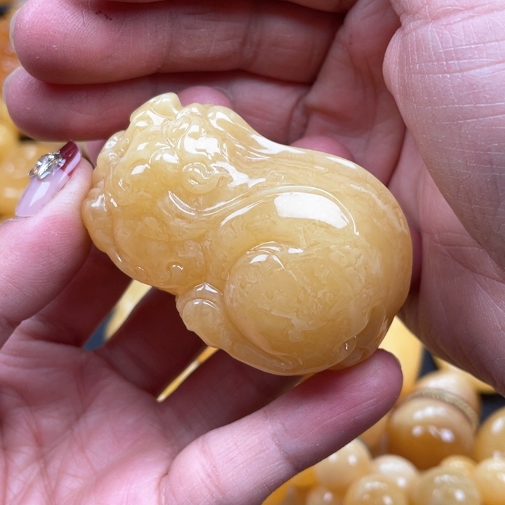 蜜蜡裸石未镶嵌小***杯蜜蜡貔貅重47.5克