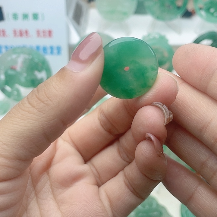 颈饰未镶嵌石英质玉