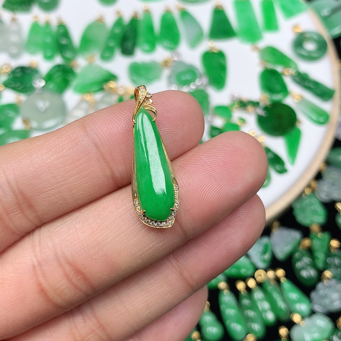 翡翠颈饰18K金镶嵌向*葵精美满阳绿福瓜