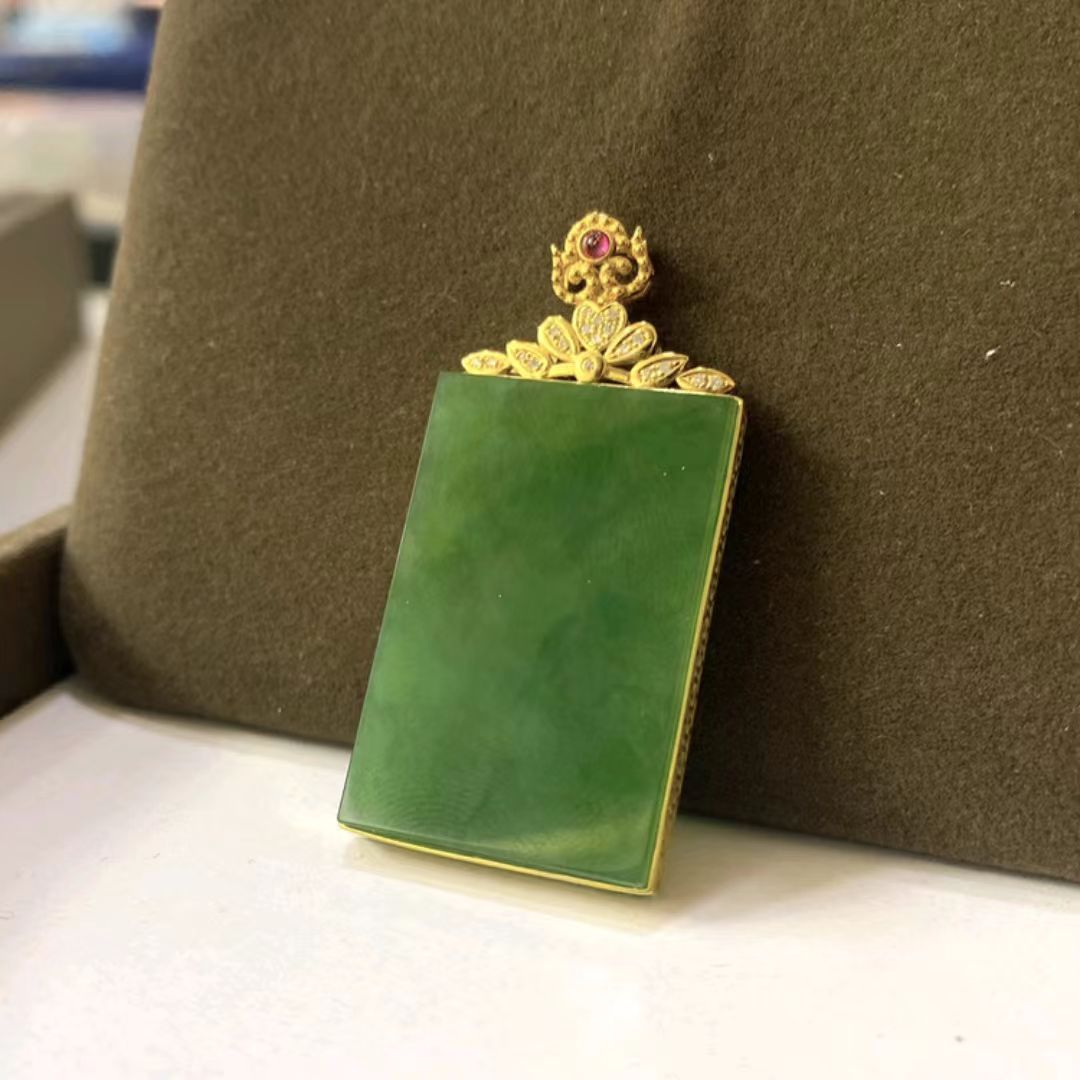 18K和田玉碧玉包边大方牌吊坠