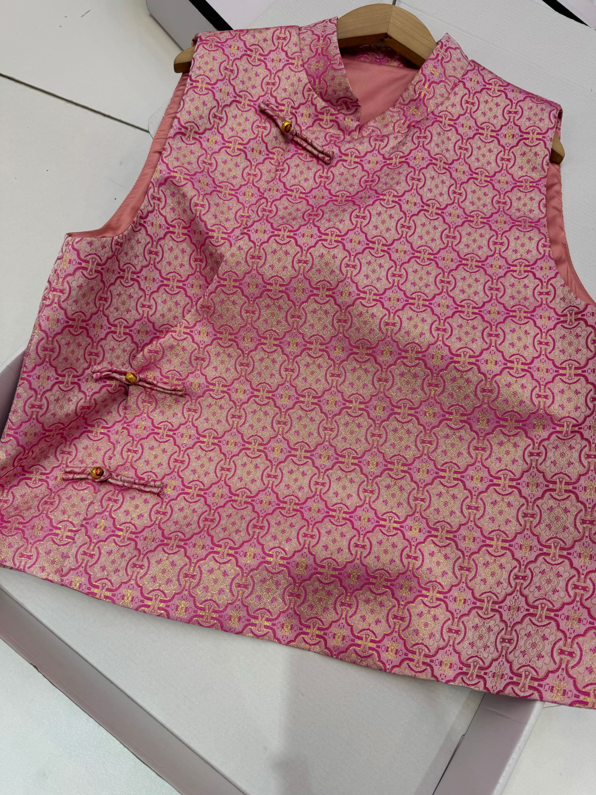 甜粉--新中式国风气质时尚复古无袖立领提花宽松休闲小众简约马甲