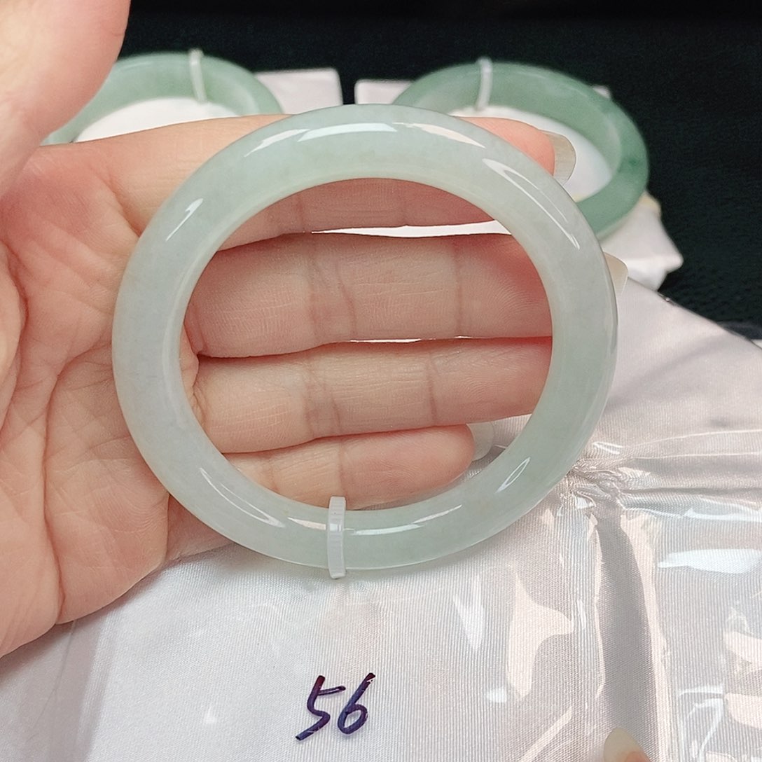 翡翠手镯未镶嵌正圆
