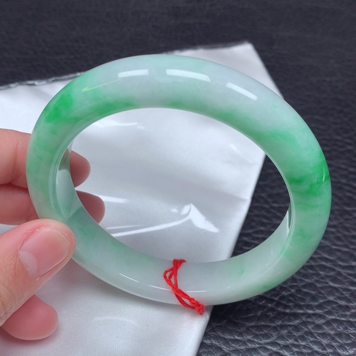 翡翠手镯未镶嵌。