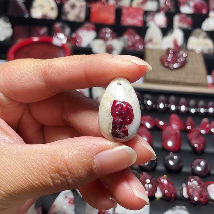 天然辰砂原石晶体吊坠