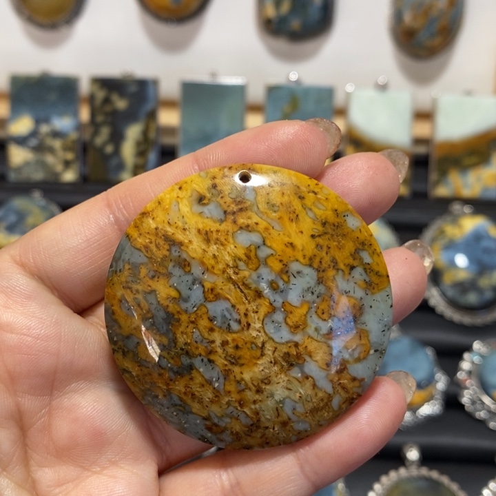 蛇纹石玉未镶嵌颈饰