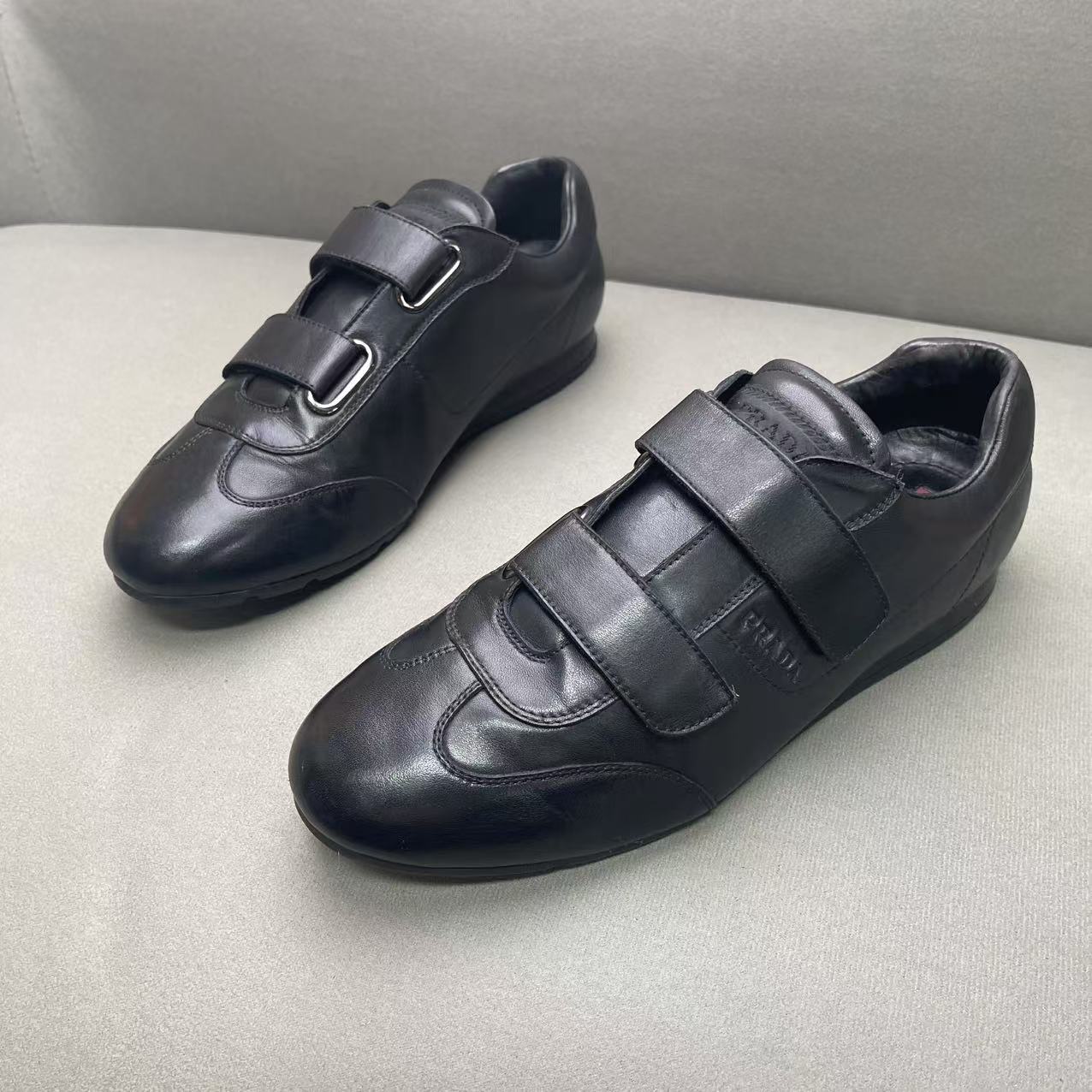 95新 Prada/普拉达 黑色皮面双魔术贴压印logo时尚百搭板鞋 41码