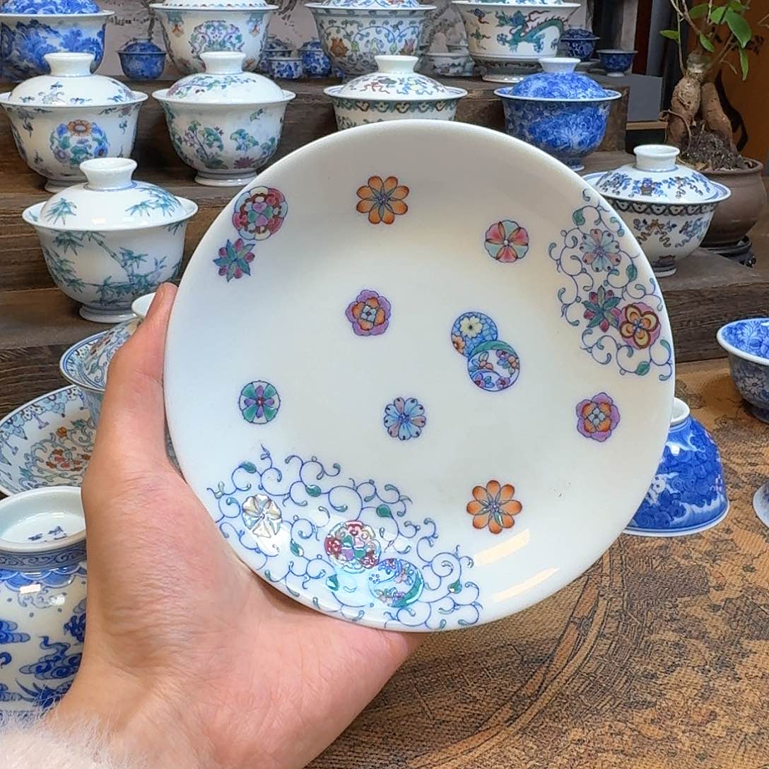 明逸堂斗彩缠枝皮球花壶承