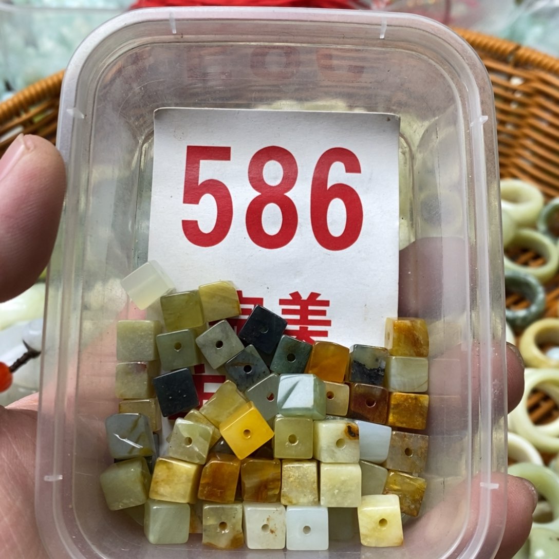 蛇纹石玉挂坠未镶嵌