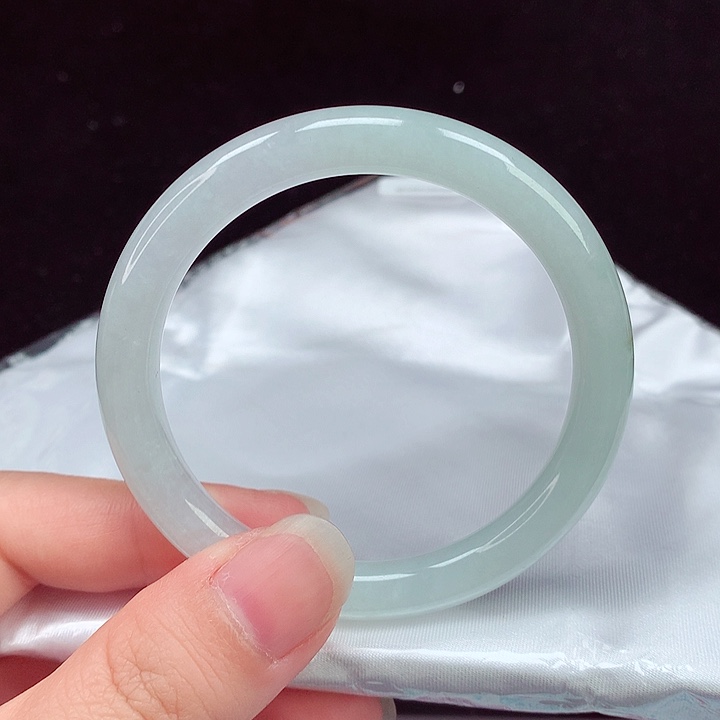 翡翠手镯未镶嵌翡翠