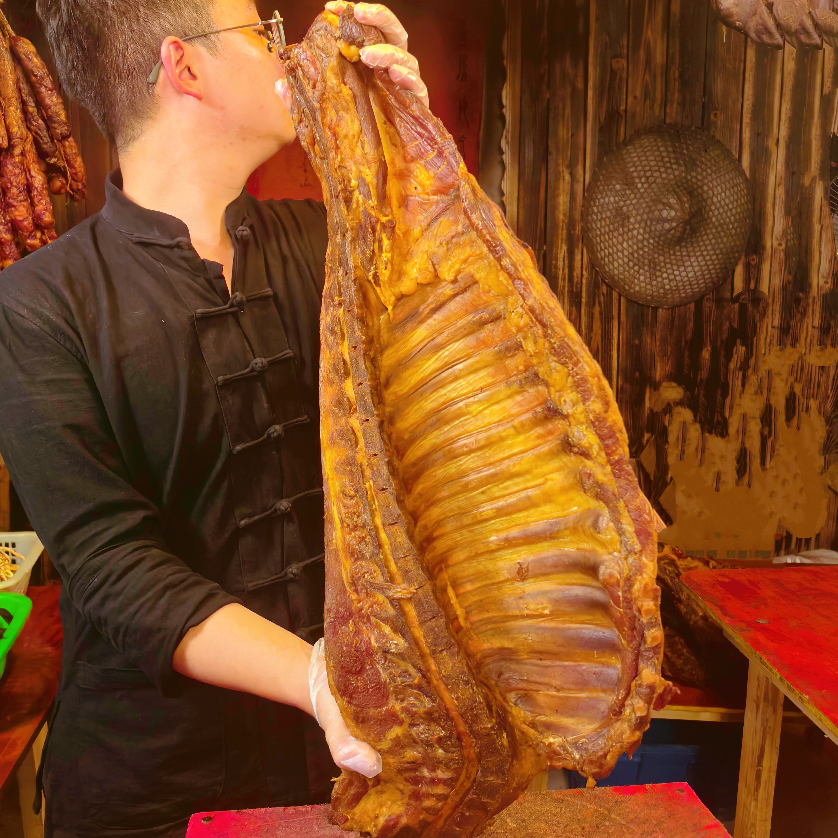 柴火烟熏腊排骨（现场称重计费 ）  土家烟熏腊排骨，整块发货