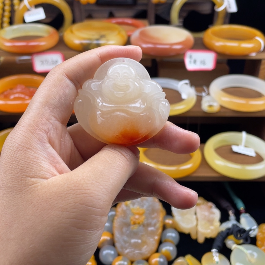 未镶嵌石英质玉（黄龙玉）颈饰佛公