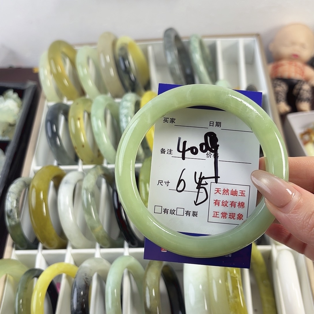 蛇纹石玉手镯未镶嵌?**咩