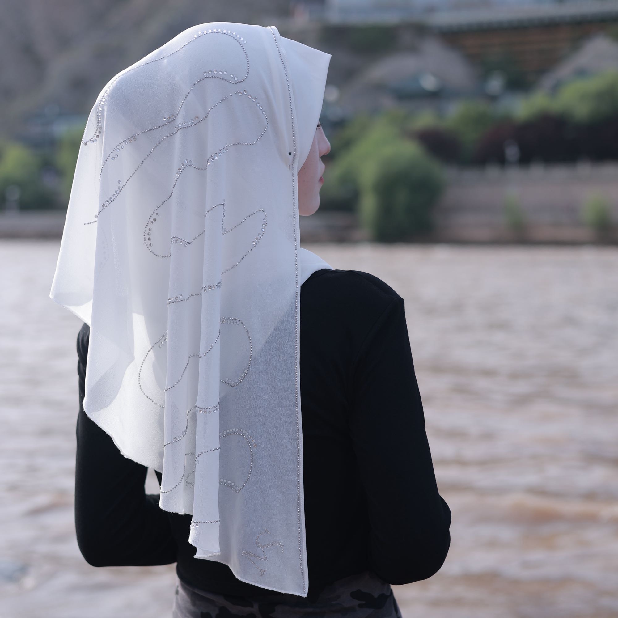 新品波浪薄款烫钻雪纺拼接套头绕巾时尚百搭鸳尾纱巾丝巾纯色