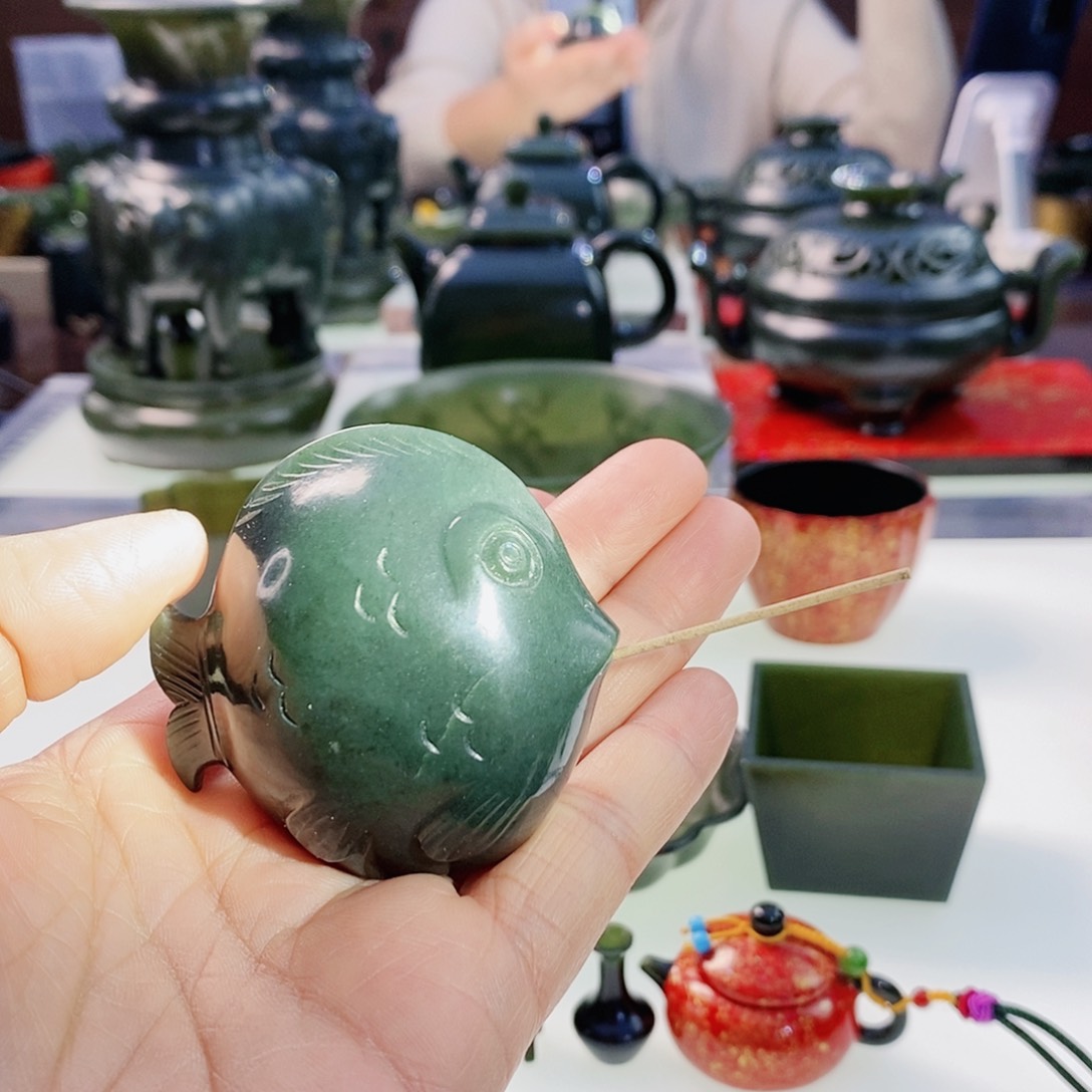 和田玉（青玉）摆件未镶嵌微瑕裂