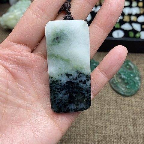 独山玉颈饰足铂镶嵌