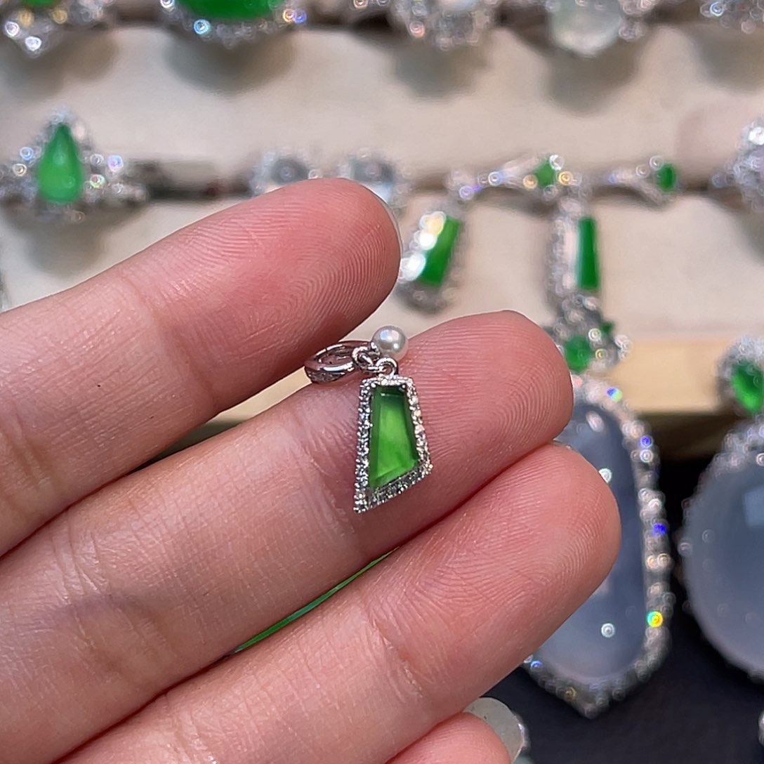 翡翠吊坠(不含链)18K金镶嵌无事牌