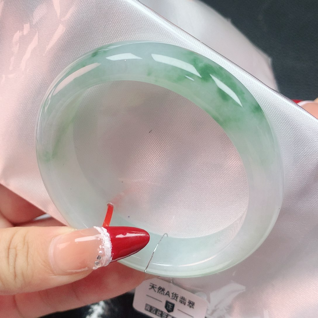 翡翠手镯未镶嵌55圈