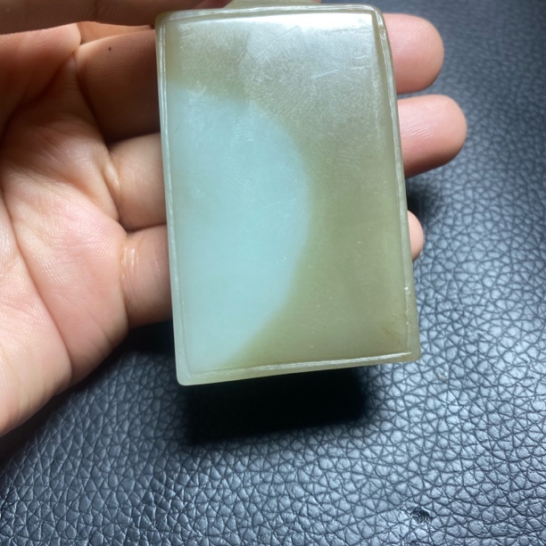 和田玉糖色分明，牌型大气，带绳，已抛光