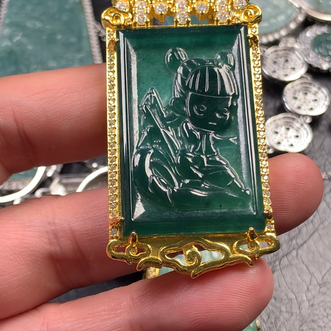 翡翠未镶嵌颈饰底色哪吒