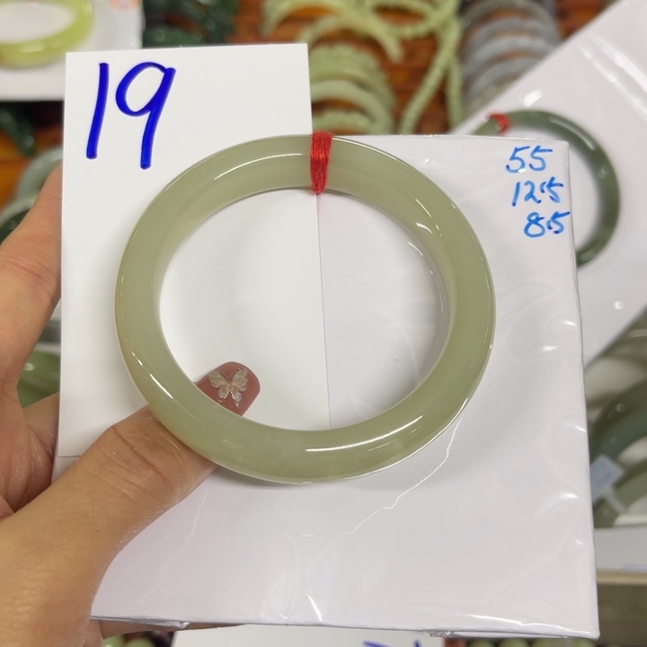 和田玉未镶嵌手镯