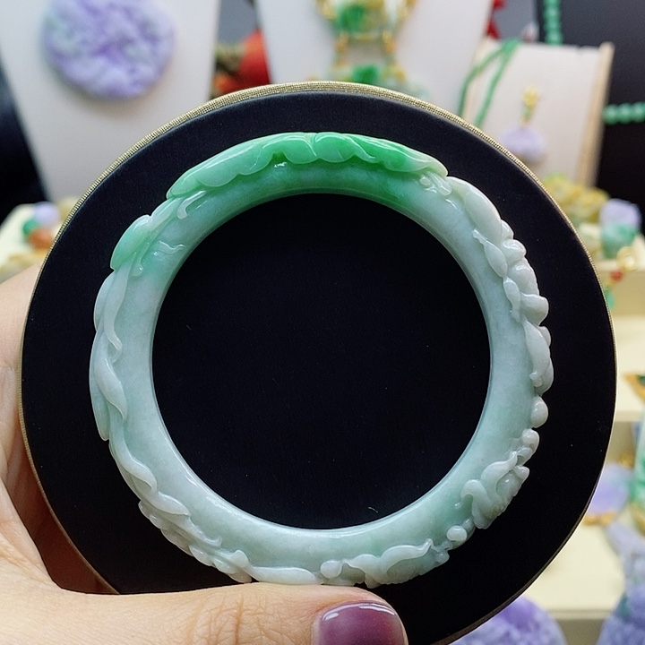 翡翠手镯未镶嵌翡翠白底青雕刻荷叶莲花鱼手镯55.7