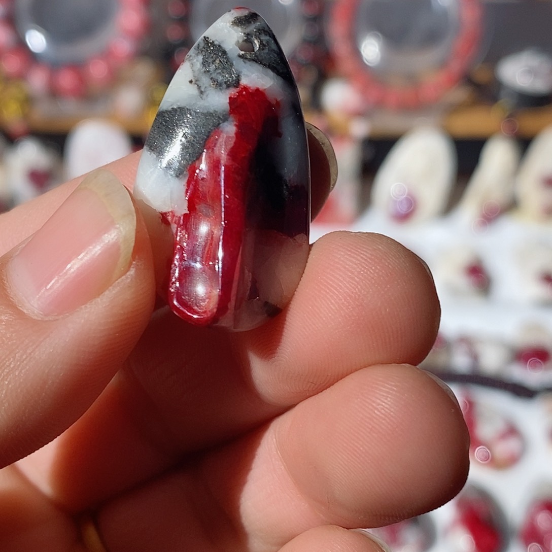 天然辰砂原石晶体吊坠