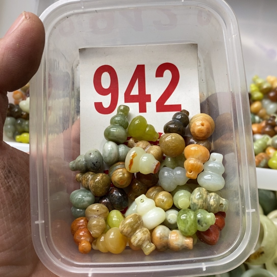 蛇纹石玉挂坠未镶嵌