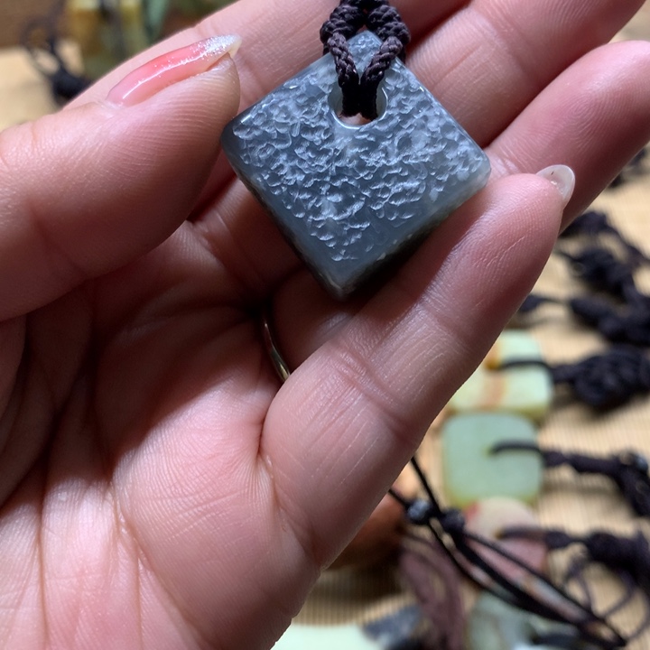 蛇纹石玉颈饰未镶嵌柒***羊