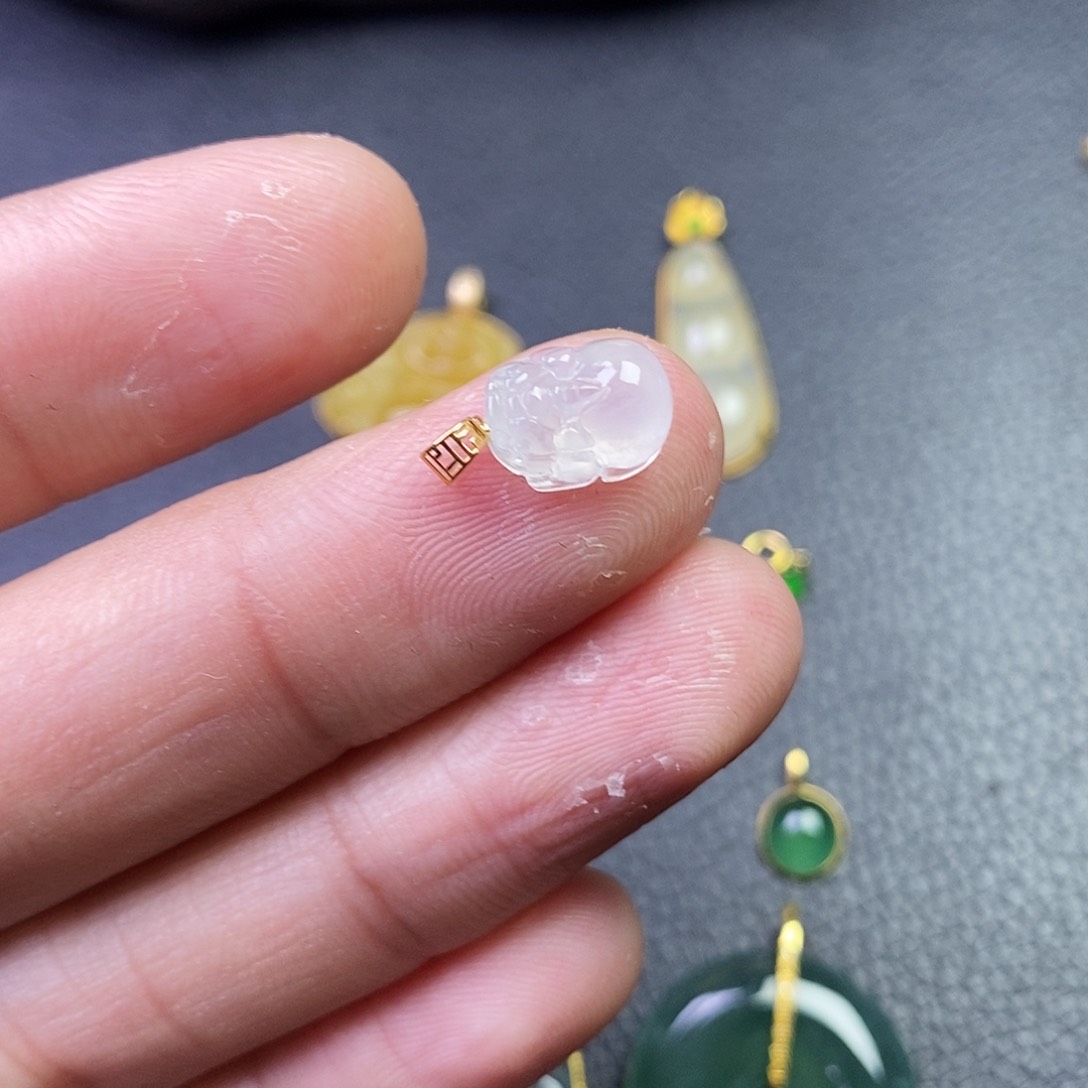 颈饰18K金镶嵌翡翠