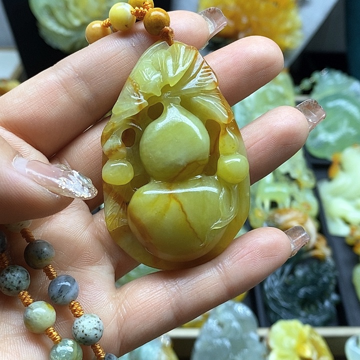 蛇纹石玉挂件未镶嵌