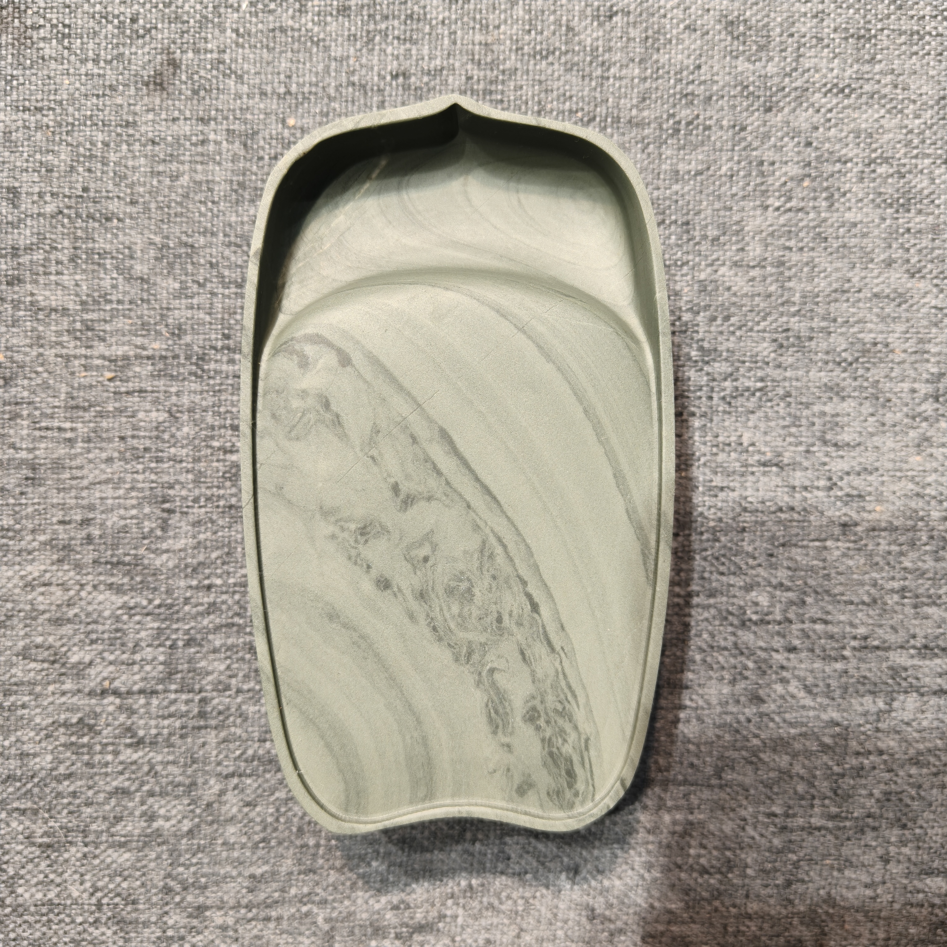 老坑洮砚，喇嘛崖老坑鸭头绿小莲瓣砚，尺寸10.2*6*2.6厘米