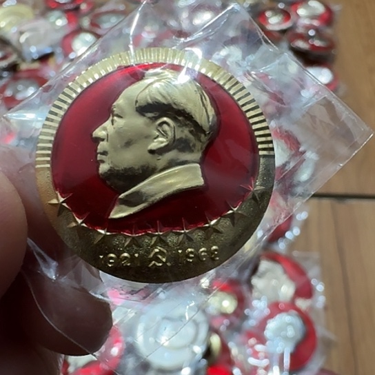 迪***曼其他普通金属圆形红色人物像章