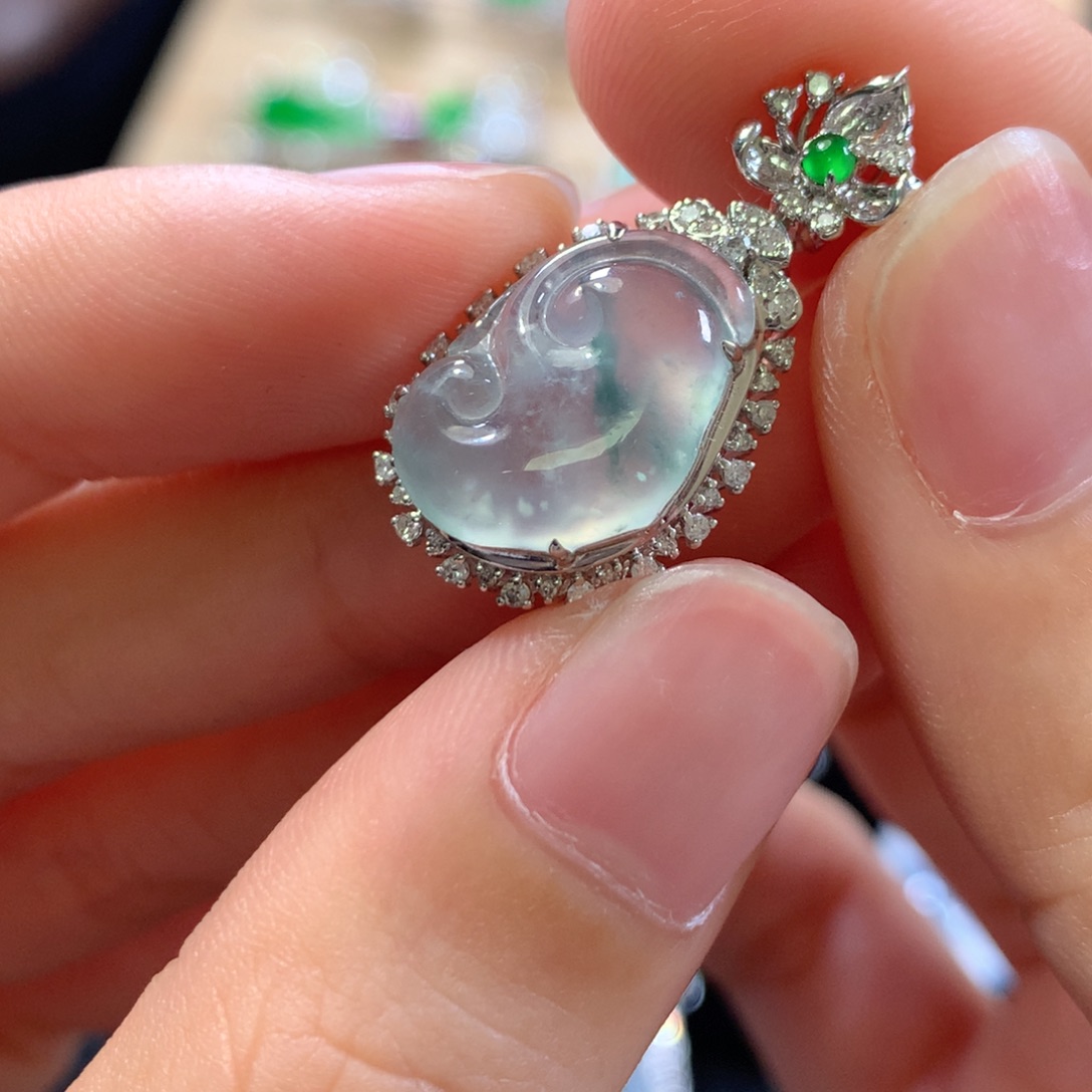 翡翠18K金镶嵌颈饰如意